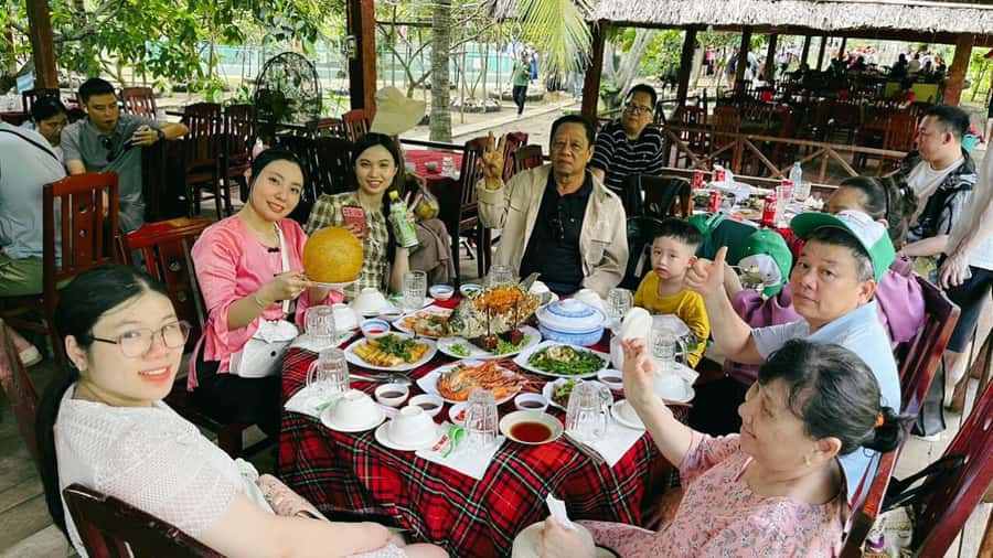 1 Day Mekong Tour: Cai Rang Floating Market & MyTho-Ben Tre - Folk music and fruit tasting: cultural time, plus the tipping reality