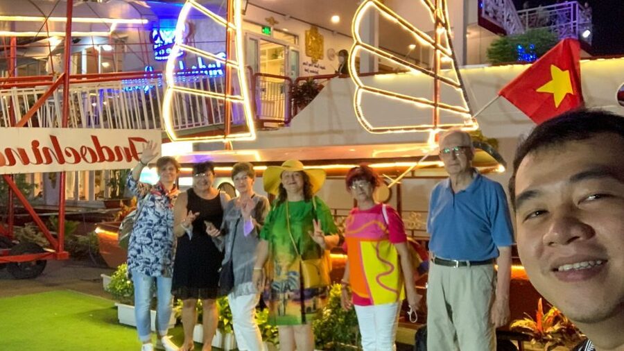 Deluxe Dining Cruise by DeluxeGroupTours - Getting There Smoothly: District 1 Pickup vs. 210 Le Thanh Ton