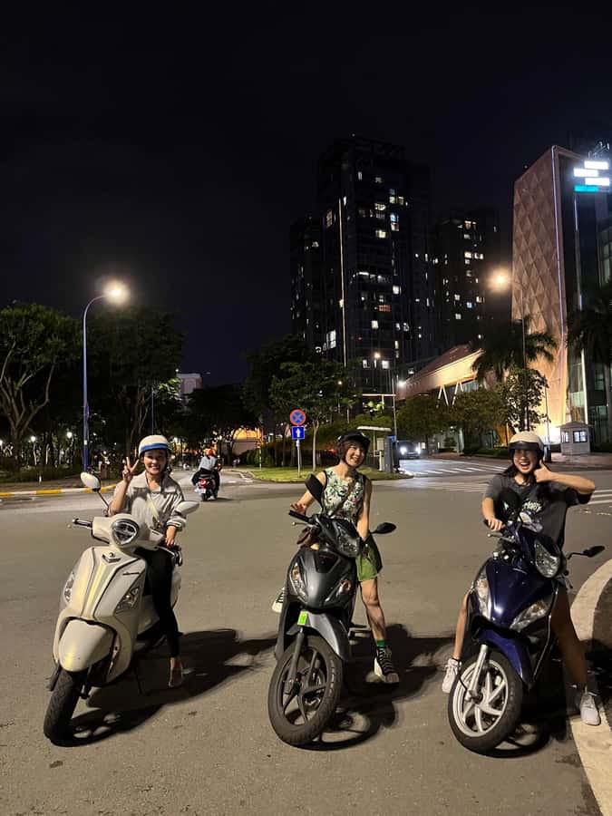 Discover Saigon Hidden Spots on Night Motorbike Adventure - Ending on Saigon’s liveliest street: the city at full volume