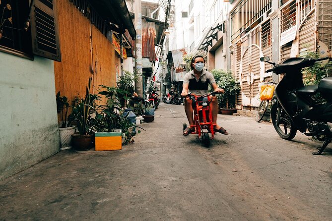 Early Riser Walk: Grandma Noodles, Cafe, Exotic Fruits & History - Stop 2: Grandma Noodles at Võ Văn Tần, breakfast in a real home