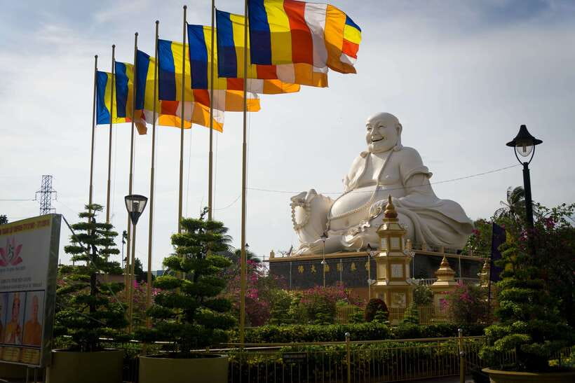 Essential Mekong Delta: Highlight Tour from Ho Chi Minh City - Vinh Trang Pagoda: a guided stop with calm in the middle of river chaos