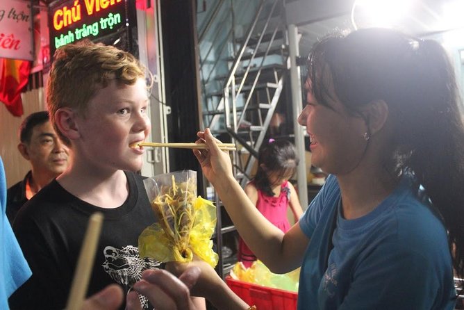 Food Tour by motorbike with local students - Timing and pacing: how 6:00 pm and a 4-hour loop plays out