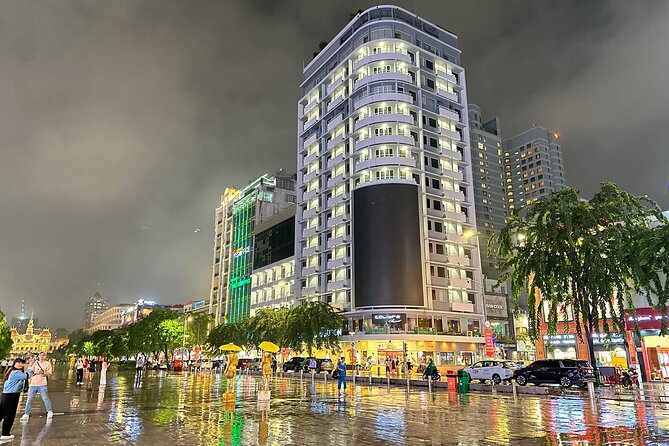 [Free E-sim] Evening Walking Tour in Saigon - The guide factor: what makes this tour feel easy