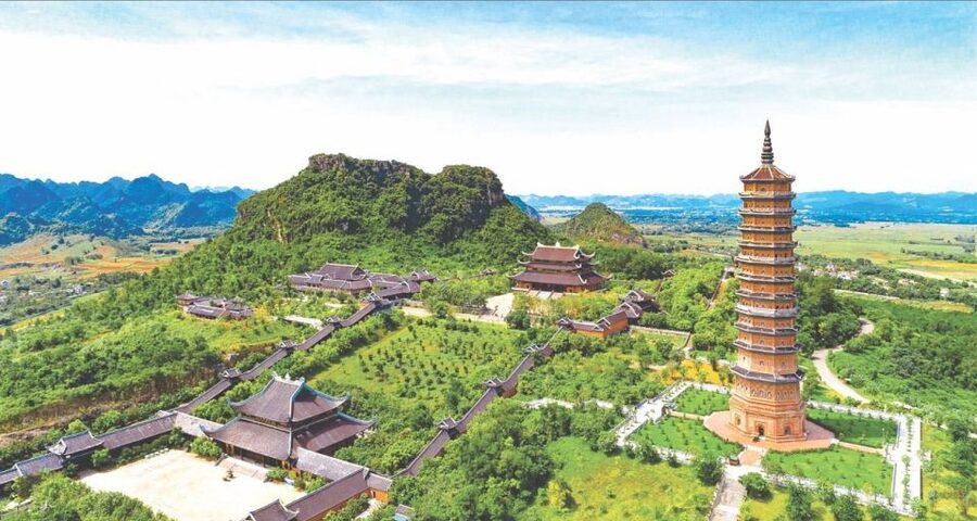 From Hanoi: Trang An Scenic Landscape & Bai Dinh Pagoda Trip - Mua Cave and the 500-step climb to Lying Dragon Mountain
