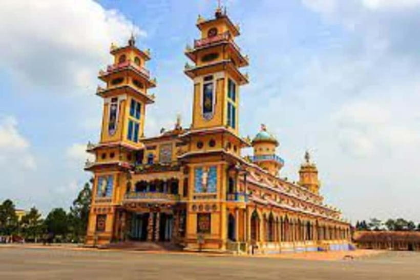From Ho Chi Minh: Black Virgin Mountain& Cao Dai Temple tour - Ba Den (Black Lady Mountain): cable car views up high