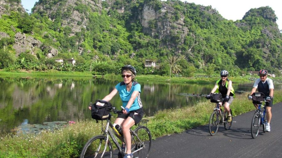 Hanoi: Full Day Guided Tour of Hoa Lu, Trang An, Mua Cave - Trang An UNESCO cave complex: the boat ride that does the heavy lifting