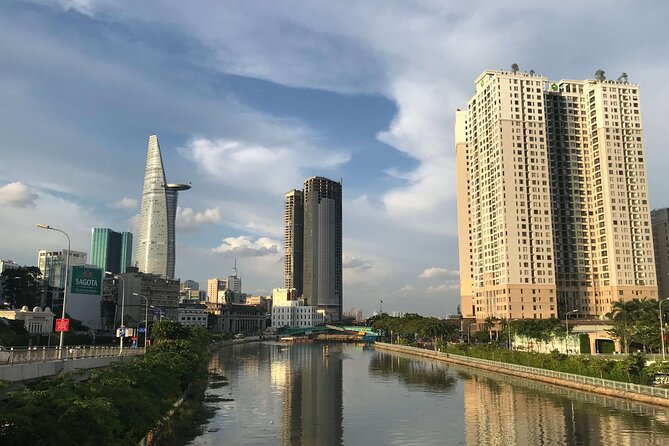 HCM city Chinatown Landscape, Beliefs & ghost tour by scooter - Stop 3: Nguyen Thien Thuat apartment buildings for real local atmosphere