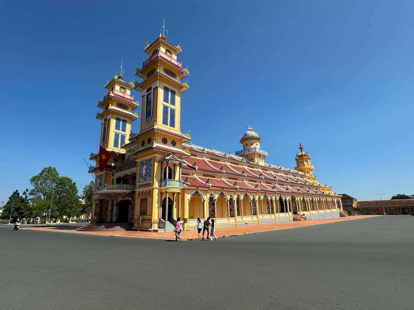 HCM: Cu Chi Tunnels, Cao Dai Temple, Black Virgin Mountain - Cao Dai Temple noon ceremony: the Eye of God and a rare live moment