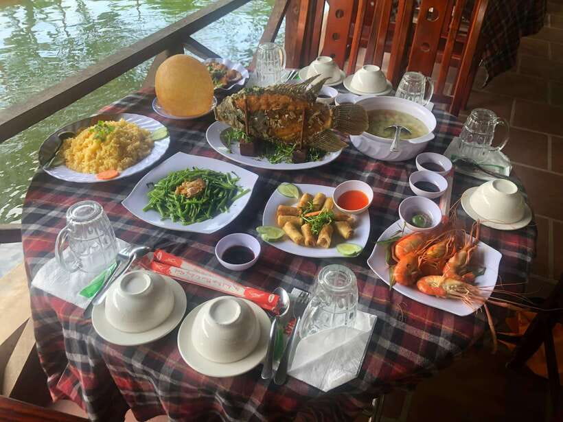 HCM: Mekong Delta Islands Boat & Tuk-Tuk Tour with Tastings - Tropical fruit, honey tea, and the folk music finale