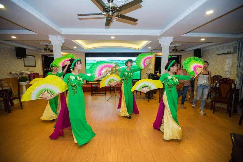 HCM: Saigon River Dinner Cruise - How the Saigon River Dinner Cruise actually feels at night