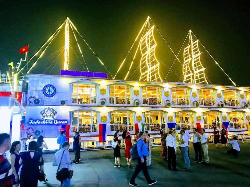 HCM: Saigon River Dinner Cruise - The entertainment: live music plus cultural-style moments