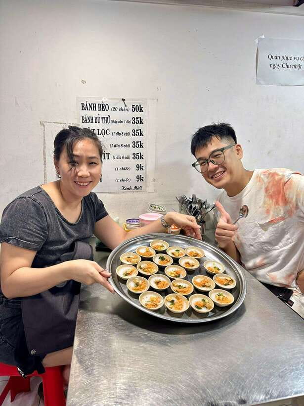 Ho Chi Minh City: Food Tastings & Sightseeings On Scooter - District 3 and the Nguyen Thien Thuat Apartment Park pause