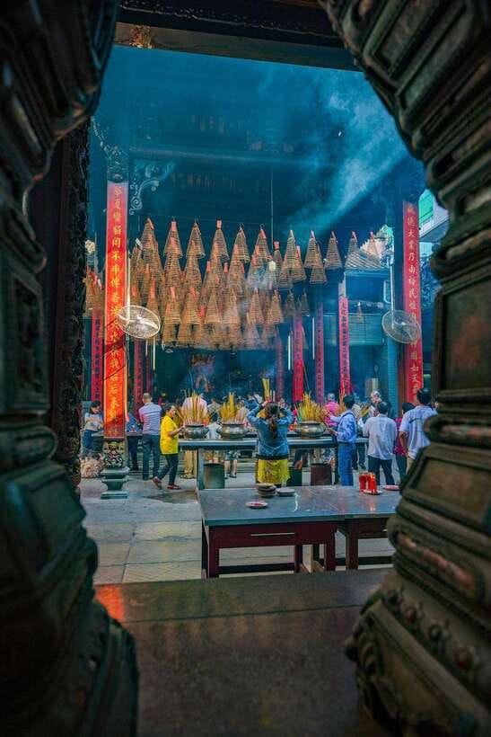 Ho Chi Minh City: Half-day Cyclo Journey Through Chinatown - Chùa Bà Thiên Hậu: The Sea Goddess Behind the Temple Smells and Smoke