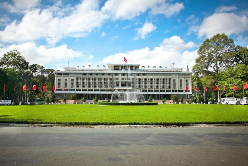 Ho Chi Minh City: Hop-On Hop-Off Bus Tour by Vistra - Markets, temples, and tree-lined boulevards: everyday Saigon from your seat