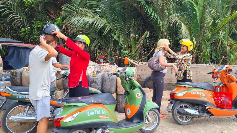 Ho Chi Minh City: Mekong Delta Day Trip with Lunch & Drinks - Meeting guide Chi in Ben Tre and getting your bearings fast