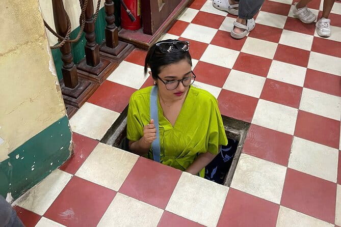 Ho Chi Minh City Private Tour with Young Local Female Guide - Nguyễn Thiện Thuật Apartment Buildings: Narrow Alleys, Street Life