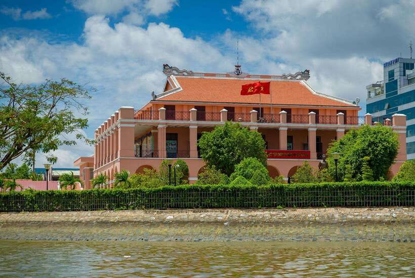 Ho Chi Minh City: Saigon River Boutique Cruise - District 1 Pass-Bys: Hotel Majestic, Nguyen Hue, and the Flagpole Area