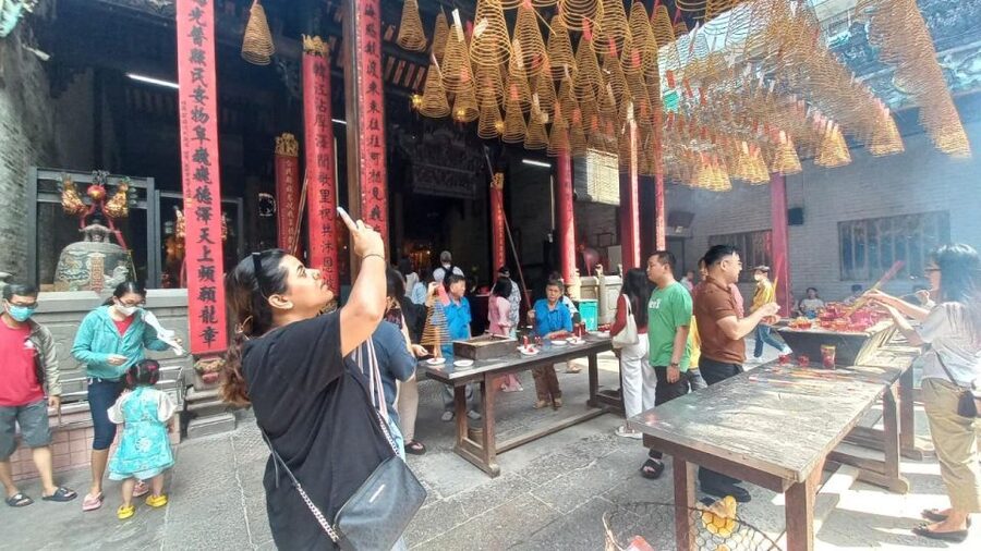 Ho Chi Minh: Explore the city by motorbike - Districts 5 and 6 plus Chinatown: temples, busy markets, and the food culture angle