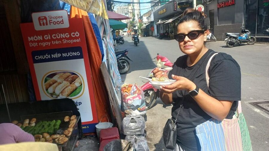 Ho Chi Minh: Explore the city by motorbike - Coffee and mixed rice paper: learning the habit, not just tasting it