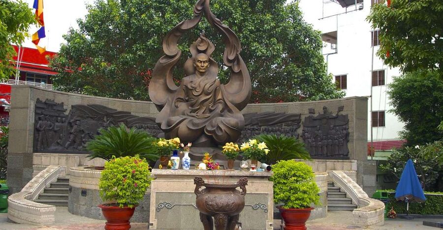 Ho Chi Minh: Historical City Scooter Tour - What a 4-hour private scooter loop feels like in Saigon traffic