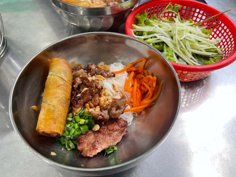 Ho Chi Minh: Original Walking Street Food Tour with Foodies - Hotel Pickup, Meeting Points, and How the Night Starts Smoothly