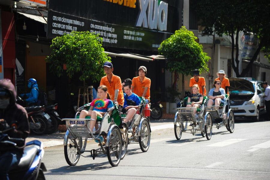 Ho Chi Minh: Private City Tour and Dinner Cruise with Buffet - The Human Factor: Guides Who Keep the Night Smooth