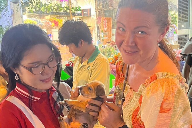 Ho Chi Minh Street Food and Sightseeing By Motorbike - Guides and safety: what the small details promise