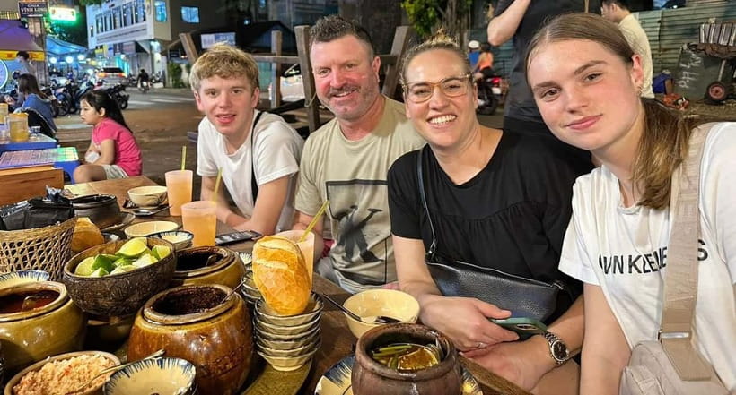 Ho Chi Minh: Street Food & Sightseeing Tour with Local Guide - An Old Saigon Building Moment: Drink and a Hearty Dish