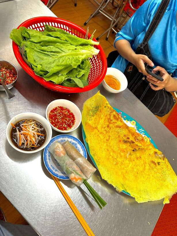 KISSTOUR | Motorbike Food Tour Female Drivers in Ho Chi Minh - Flavor stop 3: BBQ and seafood, plus the dessert finish