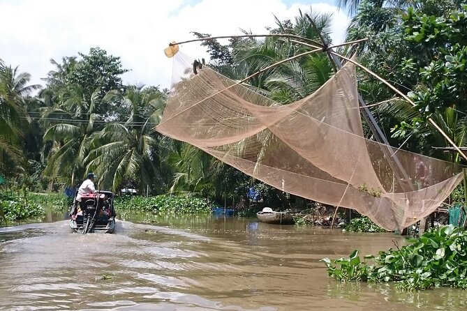 Mekong delta cycling tour 3 days - Day 2: Crossing to Vinh Long and Building Toward Can Tho