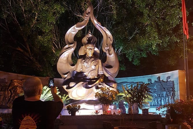 Night Food Tour in Saigon By Scooter - Guides, safety, and scooter confidence on busy Saigon roads