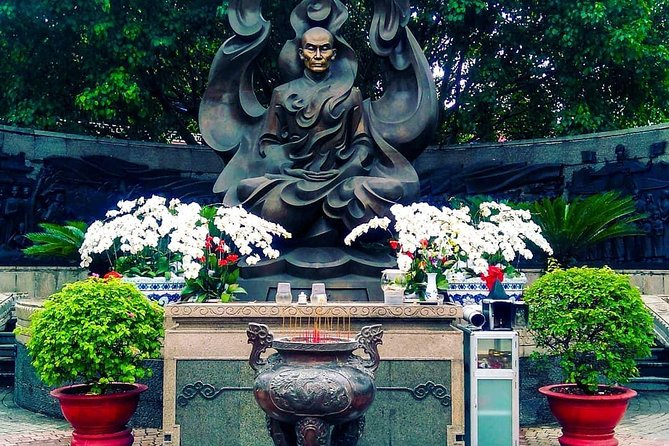 Private Hidden-Gem Sightseeing Motorbike Tour with Local Students - Chua Van Phat: Temple of Ten Thousand Buddhas in plain, human time