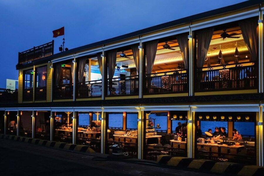 Private Jeep Tour Saigon by Night & Cruise Dinner with Music - The music show by Duc Dau is the main event