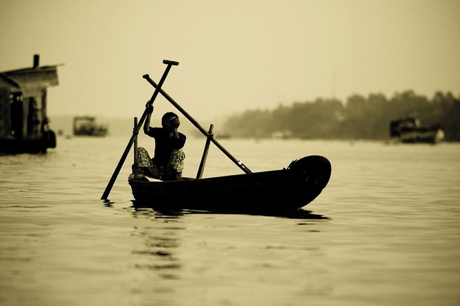 Private Tour Mekong Delta Day Trip from Ho Chi Minh City - Vinh Trang Temple: ancient bronze statues and a river pause