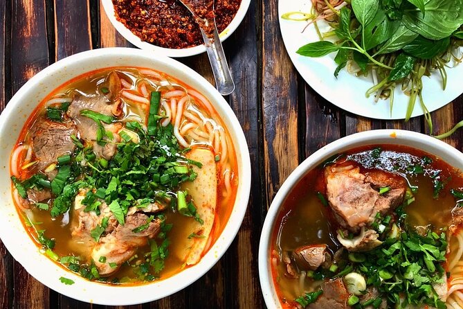 Saigon After Dark With Seafood, Beer & Live Music Bar - Stop 4: District 4 (Vĩnh Khánh) for Beer/Juice, Dessert, and a Lively Walk