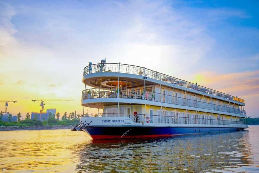Saigon Dinner On Cruise Tour With Private Table - A realistic look at the ship and service