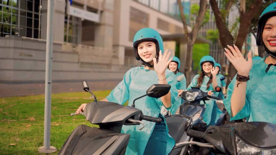 Saigon: Michelin Guide Food Tour with Ao Dai Female Riders - The 4-hour tasting flow: what you’ll eat stop by stop