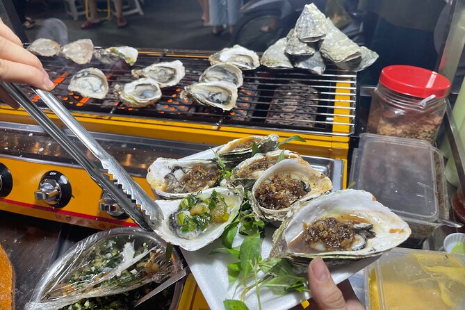 Saigon Night Craft Beer and Street Food By Scooter and motorbike - Nguyen Thien Thuat Street: eating while the city moves