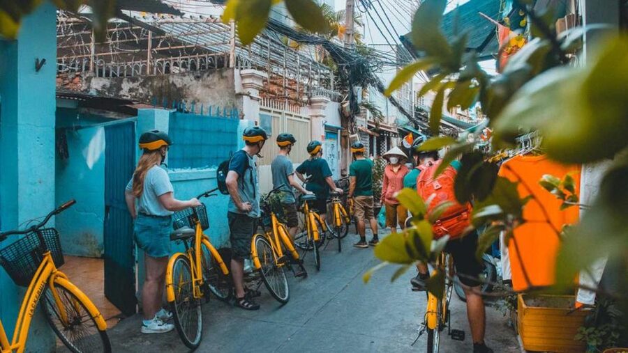 Saigon Off-the-Beaten Path-Cycling Tour in Ho Chi Minh City - District 10: Umbrella Market, Fruit Tastings, and 1968 Complex Apartments
