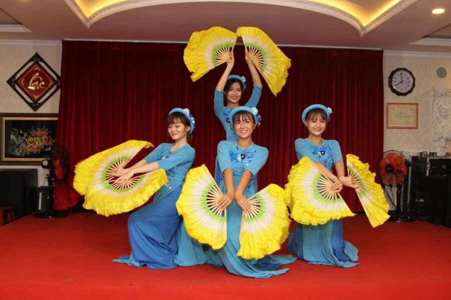 Saigon River Dinner on Cruise with Buffet and live music - Quick hits for a great night on the Saigon River