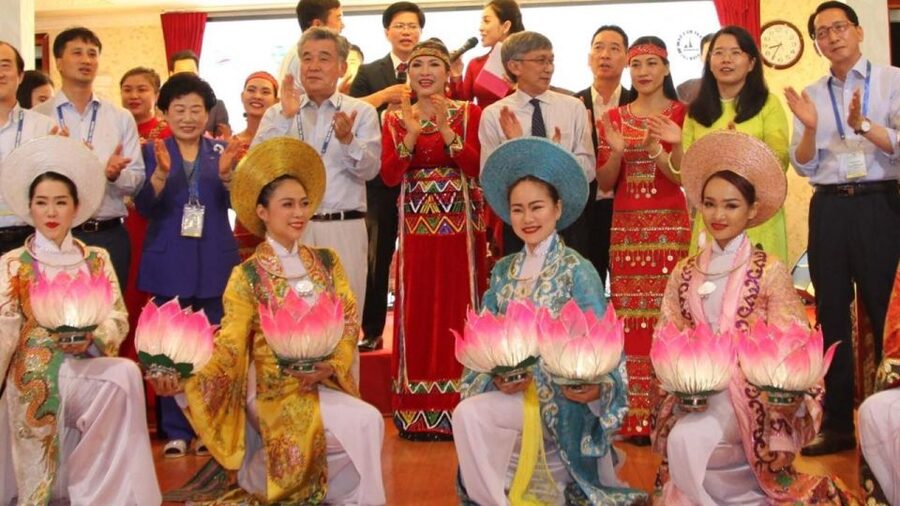 Saigon River Dinner on Cruise with Buffet and live music - How the 3.5-Hour Cruise Works: Boarding to Dinner