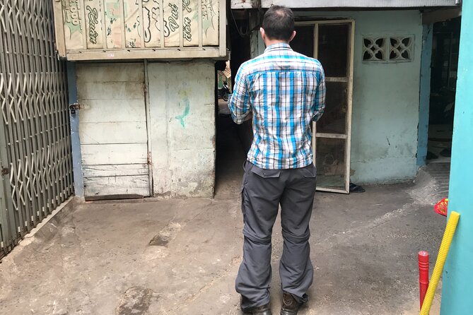 Saigon Slum tour and Saigon Chillspots by motorbike/ Aodai rider - Nguyen Thien Thuat Apartment Buildings: the 1968 housing stop