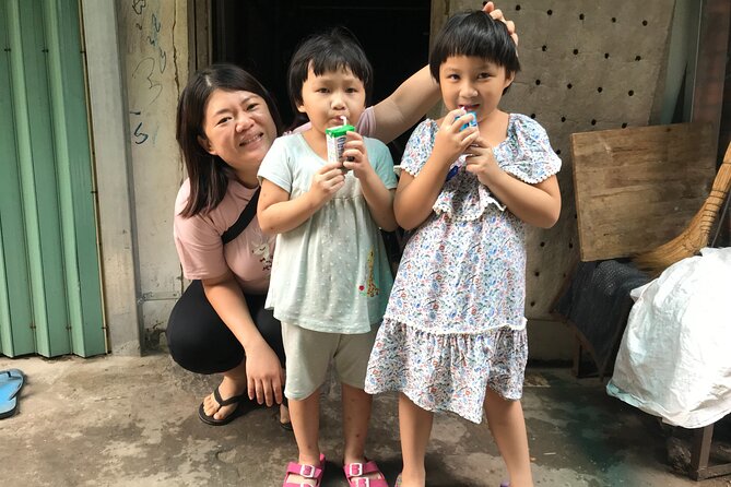 Saigon Slum tour and Saigon Chillspots by motorbike/ Aodai rider - Flower market and lotus craft: a light cultural pause