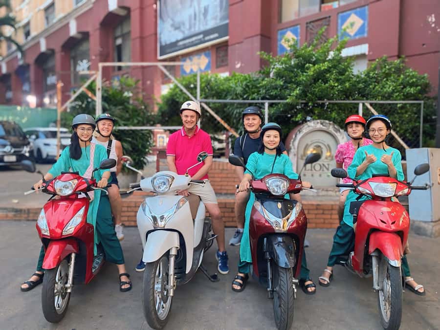 Saigon: Street Food Tasting & Sightseeing Tour by Motorbike - The tasting route: a practical walk-through of what you’ll eat