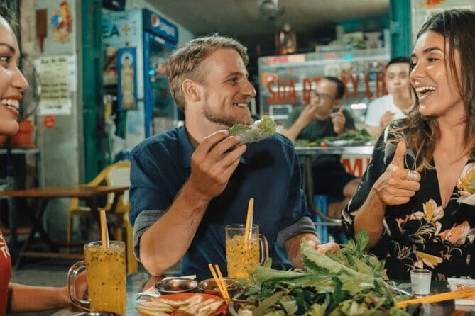 Street Food Adventure in Ho Chi Minh City - Getting Away From the Tourist Strip After 20–25 Minutes