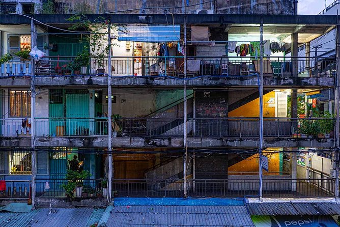 Sundown in the Colony Photo Tour - Street food breaks: why eating on the route improves the whole experience