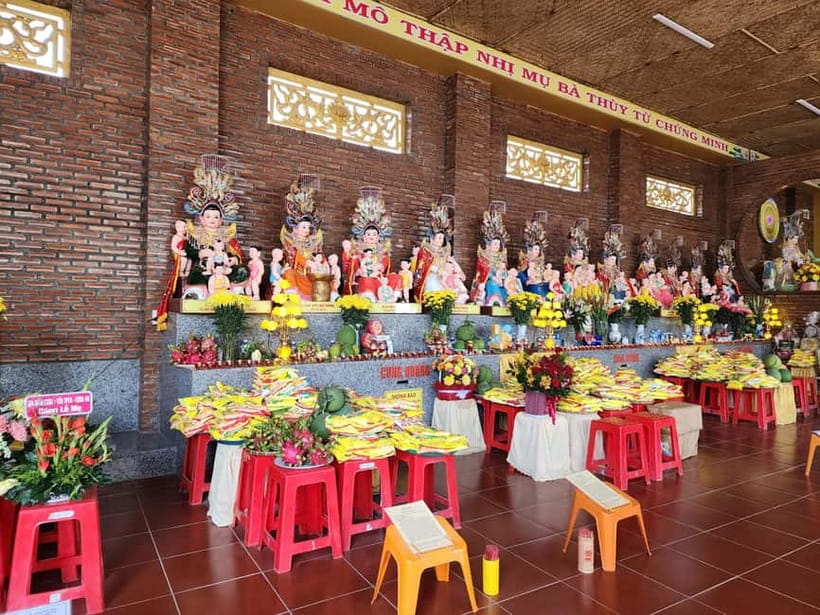 VIP Tour Authentic Mekong Delta & Local pagoda by SpeedBoat - Rowing boats and the narrow canals: the part you’ll remember most