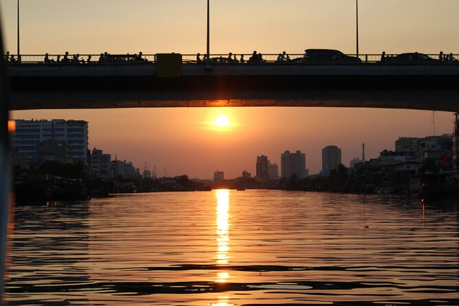 VIP Tour in Saigon: Romantic Sunset Cocktail by SpeedBoat - Comfort on the water: what’s included and what to bring