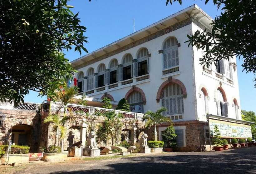 Vung Tau Beach Full Day Trip From Ho Chi Minh City - Bạch Dinh (White Palace): A Guided Look at a Landmark